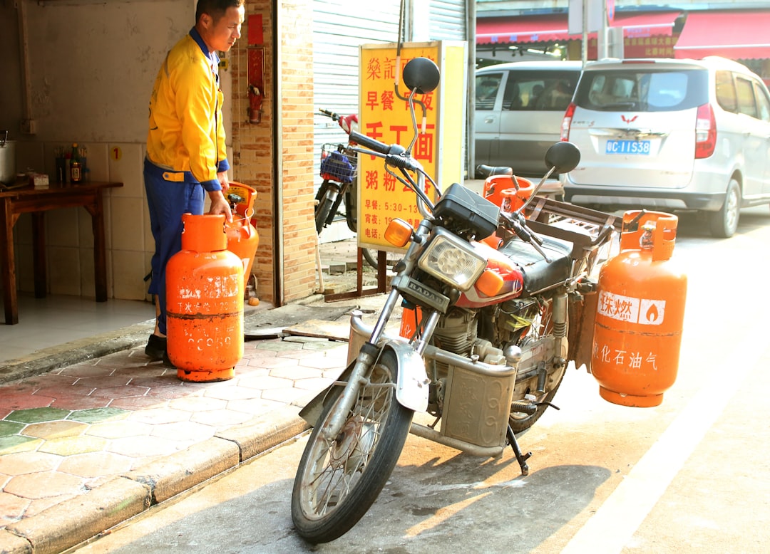 Come fare il cambio olio della moto da solo?