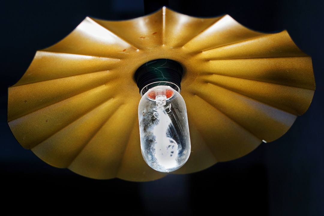 Come fare una lampada personalizzata riciclando oggetti?